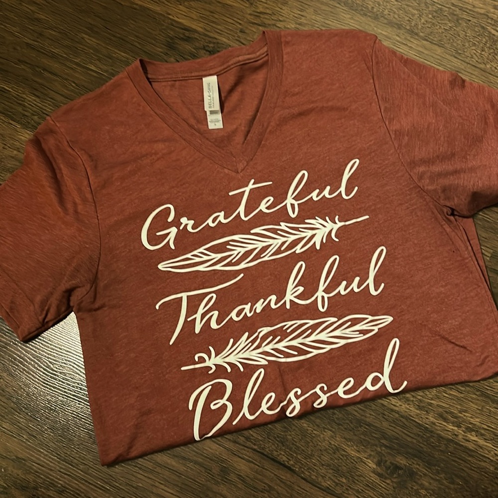BOUTIQUE GRAPHIC TEE - Grateful Thankful Blessed in‎ rust
